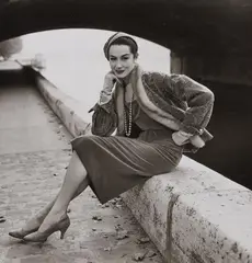 Walde Huth-Schmölz, Modell Patrizia, Entwurf Hubert de Givenchy, 1954, Vintage ferrotyped gelatin silver print on Agfa-Portriga-Rapid paper
