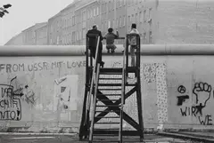 Barbara Klemm, Blick über die Mauer, Berlin-Kreuzberg, 1977, Gelatin silver print, printed later