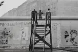 Barbara Klemm, Blick über die Mauer, Berlin-Kreuzberg, 1977, Gelatin silver print, printed later