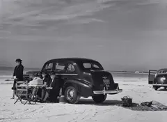 Marion Post Wolcott, Winter visitors picnic on running board of car, Sarasota, Florida, 1941, Selenium-toned gelatin silver print, printed