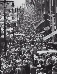 Andreas Feininger, Lunch Rush on 5th Avenue, New York, 1950, Gelatin silver print, printed later by Teresa Engle
