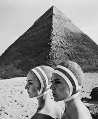 F.C. Gundlach, Op Art-Fashion, Karin + Mickey, Cheops Pyramiden Gizeh, Ägypten, 1966, Gelatin silver print, printed later