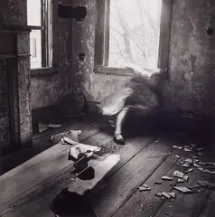 Francesca Woodman, House #3 (aus der Serie: Abandoned House), c. 1975/76, Posthumous gelatin silver print, printed after