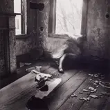 Francesca Woodman, House #3 (aus der Serie: Abandoned House)