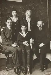 Portrait of the Cologne Town Missionary Jakob Harth and his family by August Sander, 1930, Vintage gelatin silver print, sold Nov 2024