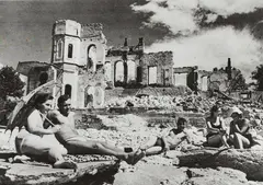 Yevgeny Khaldei, Das Leben geht weiter, Sewastopol/Krim, 9. Mai 1944, 1944, Gelatin silver print, printed later