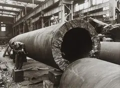 Wolf Strache, Demontage des Sewastopol-Geschützes bei Krupp, Essen, 1946, Gelatin silver print, printed later