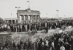 Barbara Klemm, Fall der Mauer, Berlin, 10. November 1989, 1989, Gelatin silver print, printed later