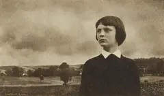 Hugo Erfurth, Knabenbildnis in Landschaft, 1906, Oil pigment print