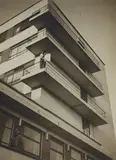 T. Lux Feininger, Xanti Schawinsky auf einem Balkon des Ateliergebäudes des Bauhauses