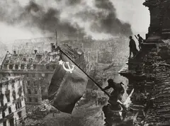 Yevgeny Khaldei, Sowjetische Fahne auf dem Berliner Reichstag, 2. Mai 1945, 1945, Gelatin silver print on Agfa paper, printed later
