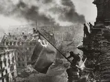 Yevgeny Khaldei, Sowjetische Fahne auf dem Berliner Reichstag, 2. Mai 1945