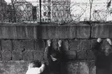 Will McBride, Robin McBride und Freunde an der Mauer, Berlin, c. 1969, Gelatin silver print, printed