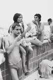 Will McBride, Stöffie, Magda und Evi am Strandbad Wannsee mit Popcorn, Berlin