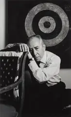 Abe Frajndlich, Leo Castelli with Jasper Johns' target, 1992, Gelatin silver print