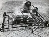 Christo Harry Shunk & János Kender, Empaquetage avec une galerie du voiture, 1962, Vintage ferrotyped gelatin silver print