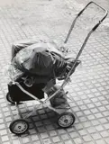 Christo Harry Shunk & János Kender, Empaquetage avec voiture d'enfant, 1962, Vintage ferrotyped gelatin silver print