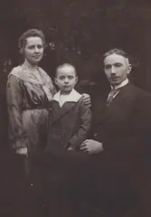 Family portraits from Puderbach/Westerwald by August Sander, 1921-30, 4 vintage gelatin silver prints. From, offered Jun 2023