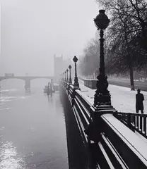 Wolfgang Suschitzky, Embankment, London, 1947, Gelatin silver print, printed later