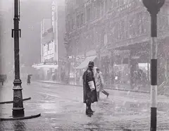 Wolfgang Suschitzky, Leicester Square (from the series: Charing Cross Road), c. 1936, Gelatin silver print, printed