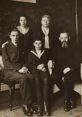 Portrait of the family of Jakob Harth, Cologne by August Sander, 1930, Vintage gelatin silver print, offered Dec 2022