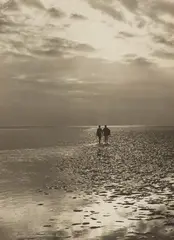 Alfred Ehrhardt, Wandernde in den unendlichen Weiten des Watts, 1933 - 1937, Vintage gelatin silver print on Agfa-Brovira paper