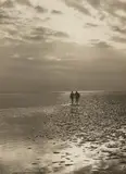 Alfred Ehrhardt, Wandernde in den unendlichen Weiten des Watts, 1933 - 1937, Vintage gelatin silver print on Agfa-Brovira paper