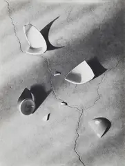 Emmanuel Sougez, Zerbrochene Schale, 1938, Gelatin silver print on Agfa paper, printed 1960s