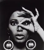Charlotte March, Donyale Luna mit Goldohrringen, 1966, Gelatin silver print, printed later