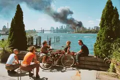 Thomas Hoepker, Blick von Williamsburg, Brooklyn, auf Manhattan, 11. September 2001, 2001, Archival inkjet print