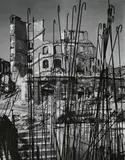 Herbert List, Stahlgerippe vor Ruine an der Ottostraße, München