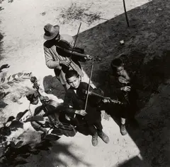 Eva Besnyö, Musikanten am Balaton, Ungarn, 1931, Gelatin silver print, printed later