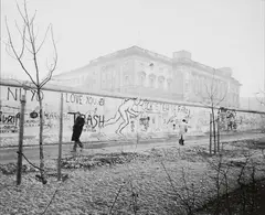 Thomas Lüttge, Fritzy, Mauer, Berlin, 1984, Gelatin silver print, printed