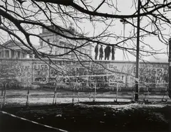 Vier auf der Mauer, Berlin by Thomas Lüttge, 1989, Gelatin silver print, printed, sold May 2019
