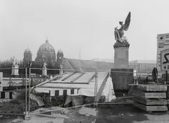 Ulrich Wüst, Berlin Mitte, Schlossbrücke, 1996, Gelatin silver print