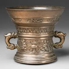 Wegewart foundry, A Netherlandish mortar with a romantic inscription, Cast bronze with golden brown natural patina. With two bands of ornament: Winged figures and vases below and flowerheads above. A banderole around the rim inscribed and dated "LIEFTE VERWINDT AL DINCK AO 1598". H 13.1, D