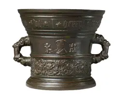 Werkstatt Hachmann, A late Hachmann mortar, Cast bronze with dark brown patina. Cast with a family coat-of-arms supported by two winged half-figures. The reverse with a bust of a youth between two putti. The rim inscribed in Gothic minuscule "gerryt van buren int jaer ons herrn m vc l". Cast with a band of arabesques above the base. H 19, D