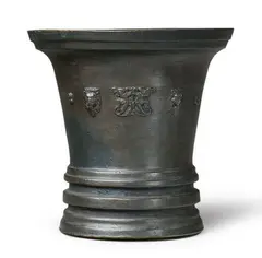 Werkstatt Grassmayr, An early Grassmayr mortar with lion mascarons, Cast bronze with brown lustrous patina. The front cast with a row of putto's heads, two lion mascarons and two grotesques. With an angular facetted handle. H 17, D