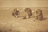 Heinrich Kühn, Untitled (Wäscherinnen in der Düne, Katwijk)