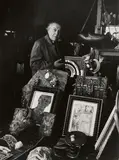 Gisèle Freund, André Breton au marché aux puces