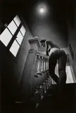 Jeanloup Sieff, Jeune femme montant un escalier, Paris