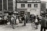 Will McBride, Tanz vor der Trödelhandlung Kurt Mühlenhaupt, Berlin-Kreuzberg (Dance in front of junk dealer Kurt Mühlenhaupt, Berlin Kreuzberg), 1959, Gelatin silver print on Agfa paper, printed later