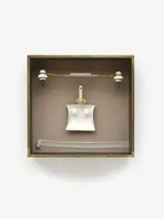 Hans Peter Alvermann, Die Kopfschmerzen der Lady Diana, 1982, Assemblage: metal shovel, gauze bandage etc. In display case