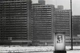 Thomas Hoepker, Plattenbau-Siedlung mit Propagandaportrait des Ersten Sekretärs der SED Erich Honecker, Halle, DDR