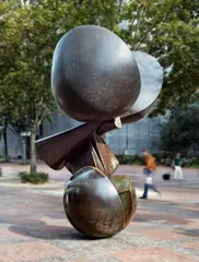 Fritz Koenig, Große Flora D, 1979/1980, Bronze with gold-brown patina. Approx