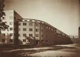 Werner Mantz, Wohnhausgruppe in Köln-Mülheim, Straßenfront (Kieler Straße)