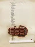Joseph Beuys, Zwei Fräulein mit leuchtendem Brot, 1966, Schokolade, mit Ölfarbe (Braunkreuz) übermalt, auf bedrucktem Karton bzw. eingerolltem Papier
