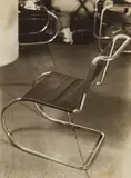 Iwao Yamawaki, Stahlrohr-Freischwinger. Arbeitstisch und -Stühle am Bauhaus., 1930-32, 2 vintage gelatin silver prints