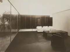 Walter Lutkat, Der Glasraum, Wohnbereich mit Bücherwand in der Werkbund-Ausstellung "Die Wohnung", 1927, Vintage gelatin silver print