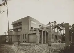 and Anonymous, Haus Goldstein, Berlin-Westend, Gartenansicht von Ost, 1924, Vintage gelatin silver print